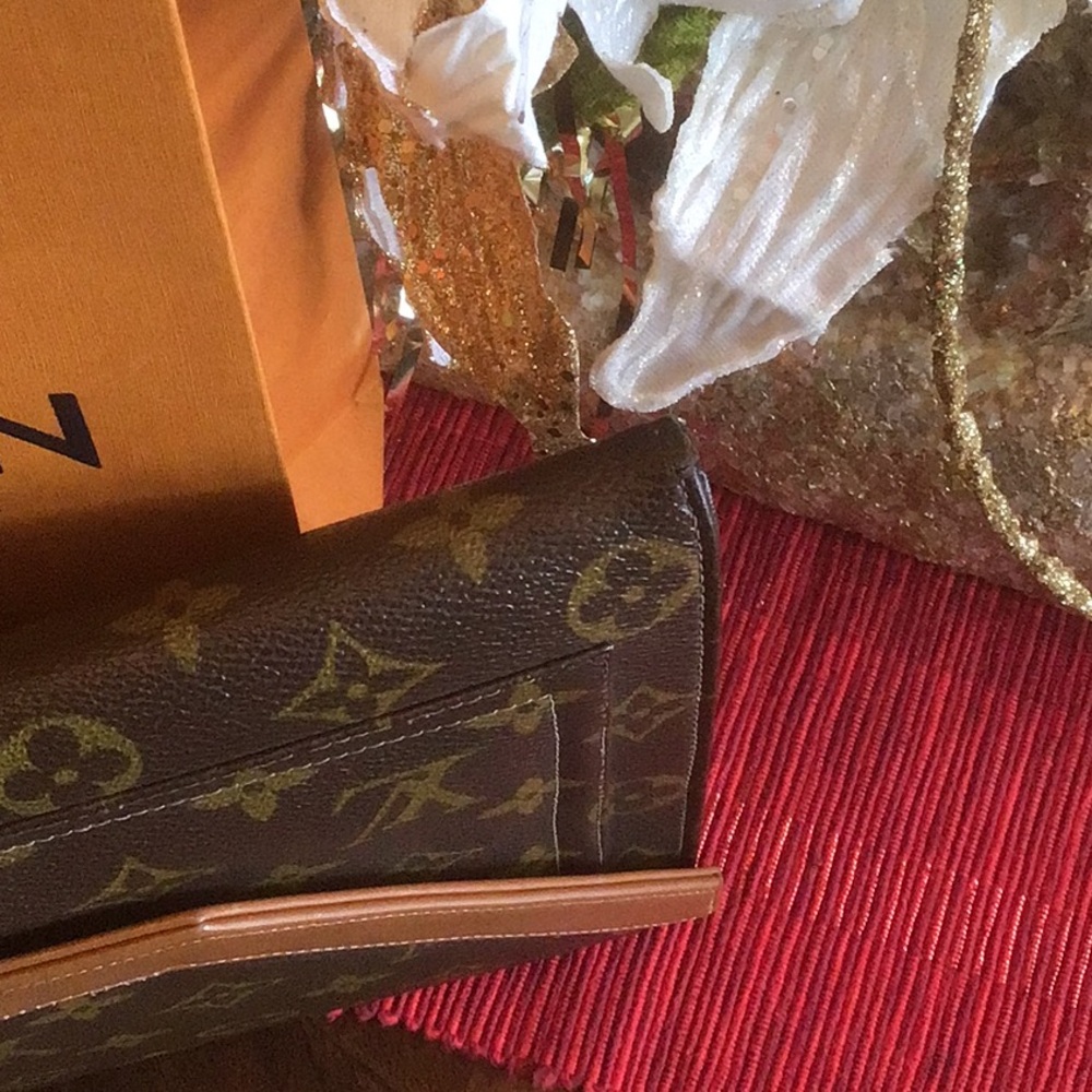 👜 Louis Vuitton Vintage French Company Brown Monogram Clutch - Picture 9 of 15